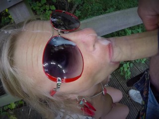 Stoute pijpt mijn pik buiten in de Nederlandse polder. Over haar hele gezicht_gespoten