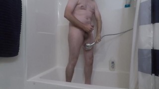Maschio solista che si masturba sotto la doccia usando l'acqua per massaggiarmi le palle fino a quando non vengo