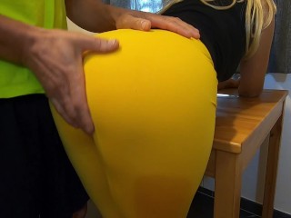 完美的屁股继母戏弄继子再次被操，他不能告诉他不，黄色紧身裤