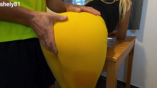 идеальная задница мачеха дразнит пасынка, чтобы его снова трахнули, он не может сказать ему «нет», желтые леггинсы