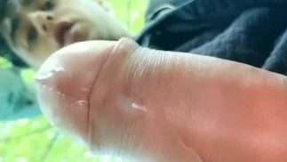 Кончает кончик необрезанного члена