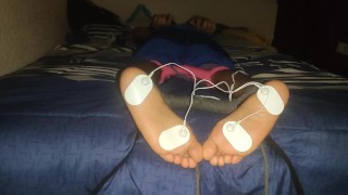 Пытка ногами - мужские ноги связаны и наэлектризованы