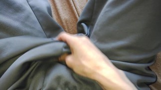 Мастурбировать в штанах.