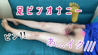 "My clitoris becomes perverted..." A Japanese woman masturbates her clitoris with a makeup brush.