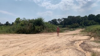 Caminando por un campo desnudo donde montan 4 ruedas. Esperaba ser atrapado, pero por desgracia, no.