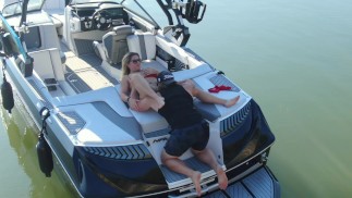 MILF se fait lécher la chatte sur un bateau au milieu du lac