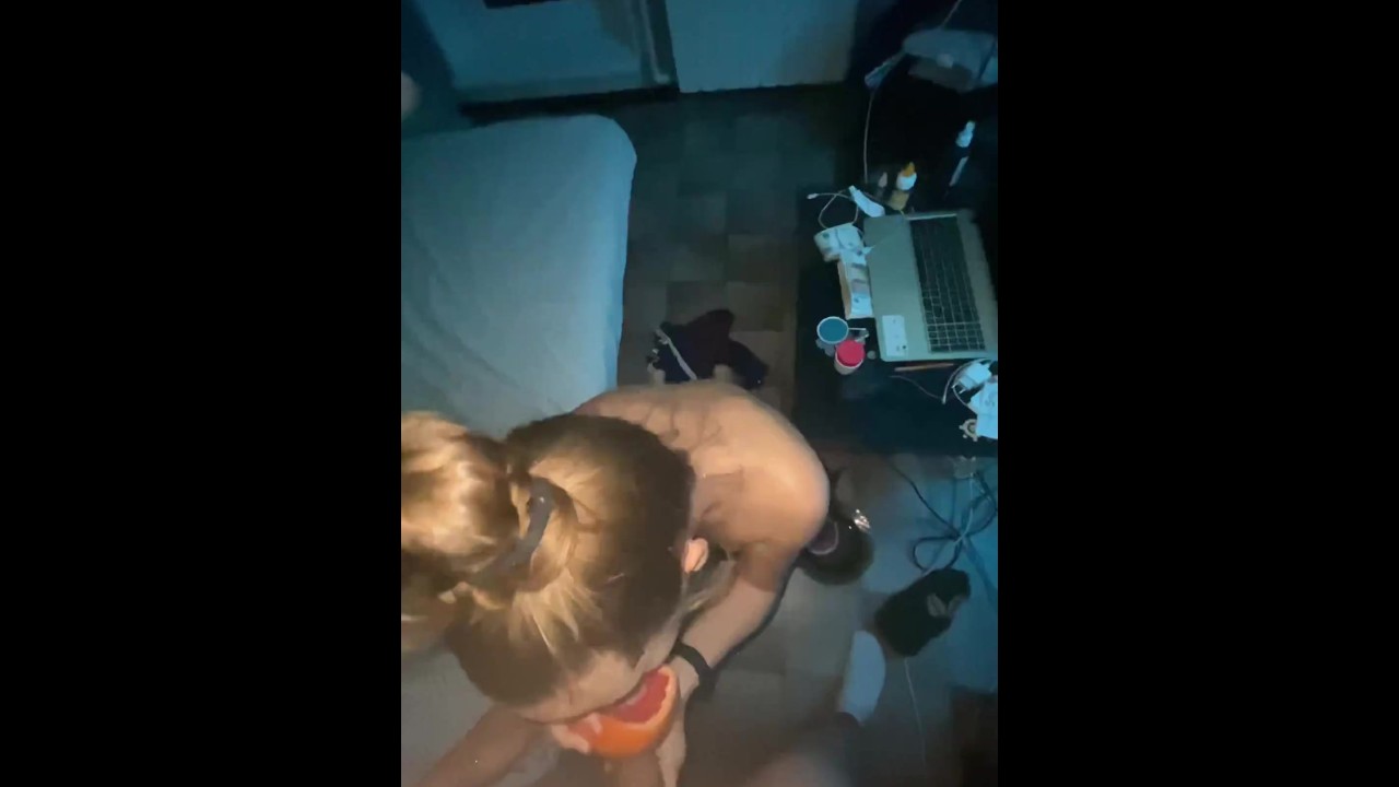 Жесткий и слюнявый минет от жены  техника грейпфрута