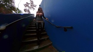 Латексная кукла, блуждающая под дождем P2