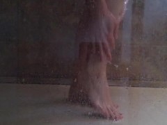 Je lave mes pieds dans la douche