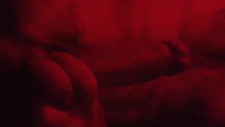 Hot Guy gémissant et secouant l’orgasme pendant Dirty Talk masturbation 