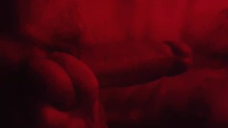 帅哥呻吟和摇晃高潮，而肮脏的谈话手淫