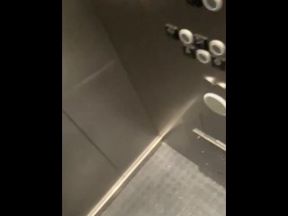 Frecher Blonder Otter Pinkelt Im öffentlichen Fahrstuhl - Pissen Im Parkhaus - Glasaufzug - Nacht