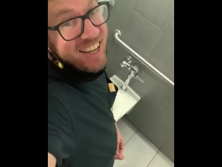 Garoto Branco Idiota Fazendo Xixi Na Tenda do Banheiro - Hooligan Pee Fetish
