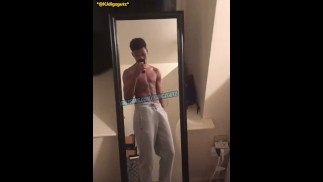 Играю со своим членом, прежде чем показать свой пресс (более длинное видео на onlyfans)