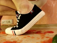TRANNY GIANTESS CRUSHES TOMATOES AND CUCUMBER IN SNEAKERS AND MINI SHORTS (CRUSH FETISH)