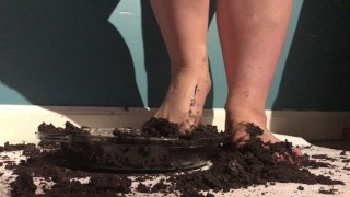 TRAMPLES SPLOSHES Her Cookies Sexy Girl With Beautiful Feet