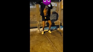Dançando de topless no ponto de ônibus em Vegas