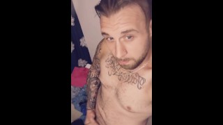 Sexy tizio tatuato che rompe una noce 