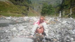 Писающий водопад у горного ручья