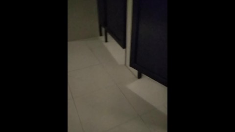 Coq de croisière gay dans les toilettes publiques