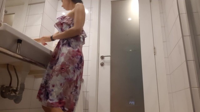Секс двух незнакомок в туалете - lesbian_illusion