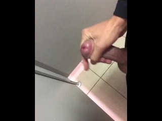 решил подрочить член , пока злой мачехи нет дома. Обильно кончил на дверь спермой.