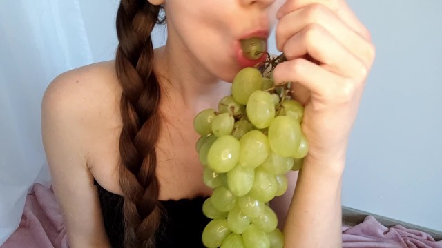 девушка сосет сочный виноград ASMR фуд фетиш