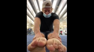 Foot worship video in public 🦶