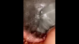 TIGHT TEEN VOUS ENVOIE UNE VIDÉO DE SON BAIN