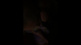PAWG succhia il cazzo nero mentre manda messaggi al suo fidanzato
