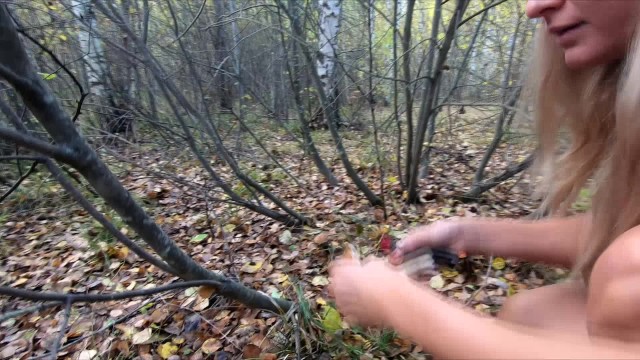 Nude Picking Champignons Dans La Forêt
