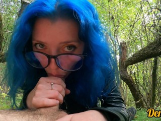 Schatje Met Bril Met Blauw Haar Neukt En Geeft Een Goede Pijpbeurt in Het Bos
