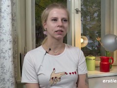 Ersties Mädel Pixi macht es sich selbst mit einem herzförmigen Anal-Plug