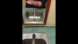 POV muito arriscado mijando e se masturbando em um banheiro público onde qualquer um poderia entrar em mim