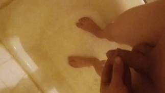赤身裸体地踱步，赤脚在我的脚上撒尿，在浴缸里