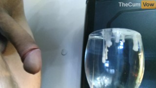 Cum em um copo: masturbando e gozando em uma xícara de água