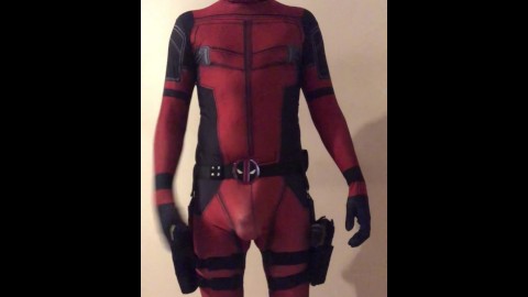 en disfraz de DEADPOOL sin ropa interior puesta y ese GRAN PAQUETE