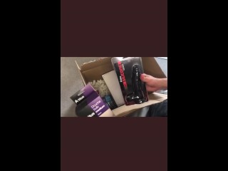 Marc McAulay Desempaqueta Su Premio Internacional De Porno Grabby Unboxing