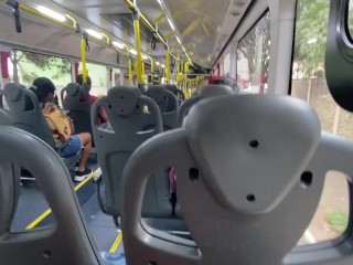 Femme Coquine Dans Le Bus