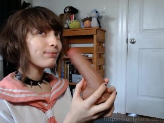 écolière Femboy Fait Une Pipe à Son Jouet