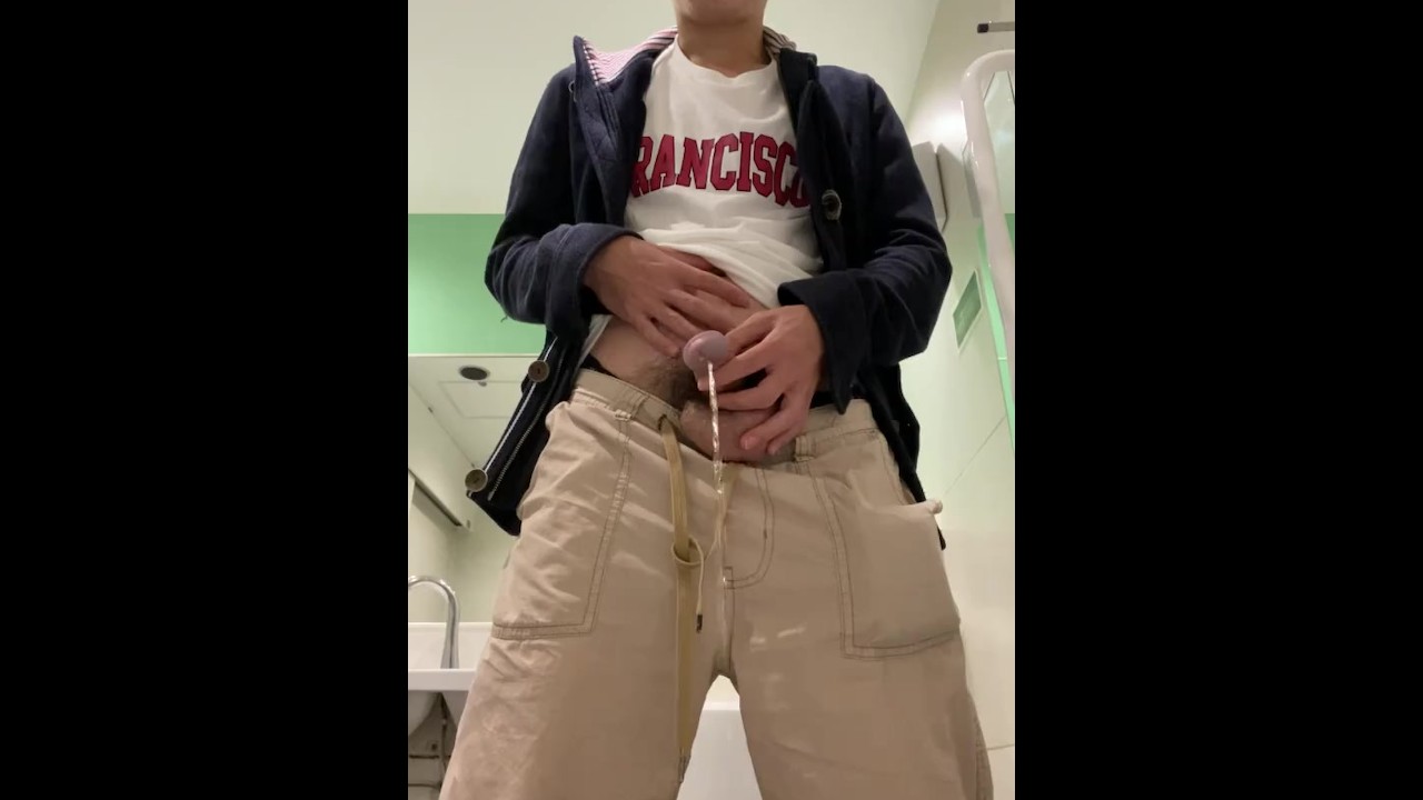 ノンケ  立ちション　盗撮　無修正 男子校生 トイレで立ちション 着衣おしっこ 顔出し 勃起 無修正 素人 - Pornhub Gay
