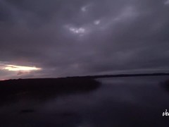 Gozando na beira da lagoa, hippie aventureira não resistiu ao tesão acumulado enquanto fazia trilha