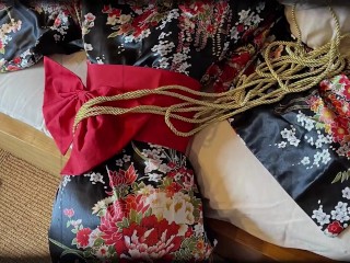 Японская девушка-любитель завязана в кимоно