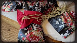 Garota amadora japonesa amarrada em quimono