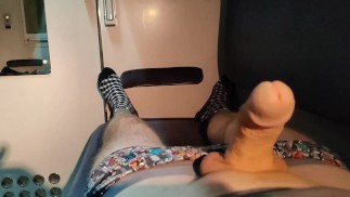 Он дрочит член в ночном поезде.