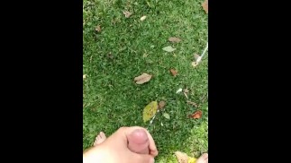 Парень мастурбирует и кончает. Много сперматозоидов