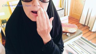 阿拉伯女孩用鸡巴和精子在她美丽的头巾脸上抽烟