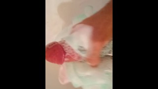 roze penis masturberen in de badkamer