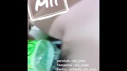 日本女孩在回家的路上在瓶子里撒尿