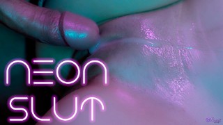 Neon slet - Close-up poesje neuken